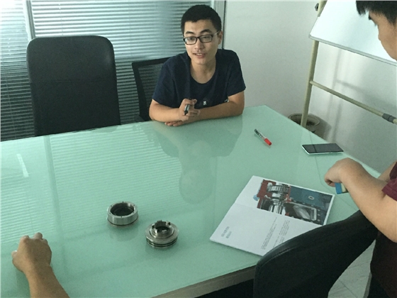 羅德轉(zhuǎn)子泵團(tuán)隊進(jìn)行技術(shù)討論