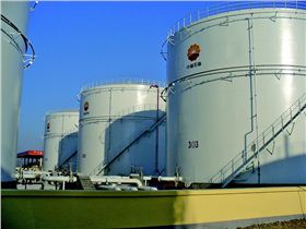 國(guó)際油價(jià)的低迷使中國(guó)的原油儲(chǔ)備大幅增加，如何進(jìn)行原油粗放型處理是亟需解決的問(wèn)題。