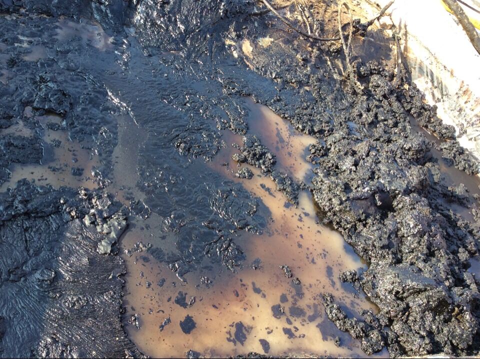 含油污水是原油、泥沙、水等的混合物。
