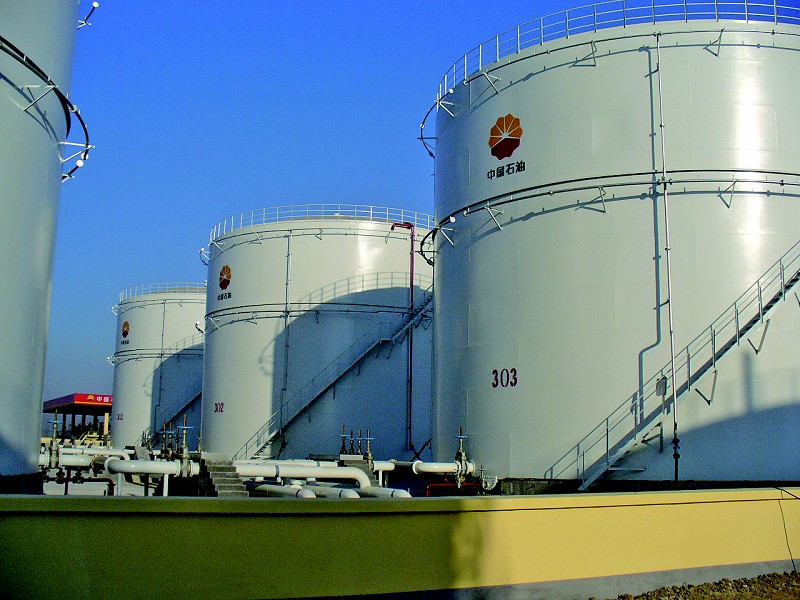 國(guó)際油價(jià)的低迷使中國(guó)的原油儲(chǔ)備大幅增加，如何進(jìn)行原油粗放型處理是亟需解決的問(wèn)題。