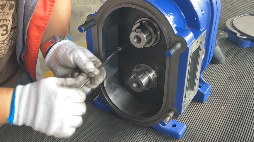 安裝內(nèi)襯板，固定螺絲